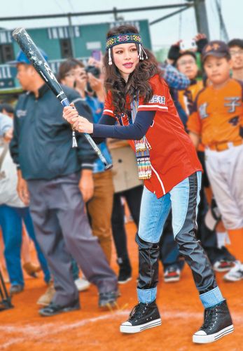 徐若瑄民族风扮相动感十足谈感情:随缘啦(图)