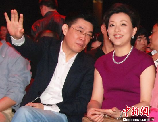 杨澜紧身裙配珠宝贵气逼人感叹电视进展迅速图