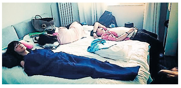 阿Sa搞怪晒“床照”自嘲像“蓝色木乃伊”(图)