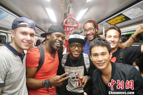 ������������TheExchange�����ڼ��˱��ݣ�ͼ��