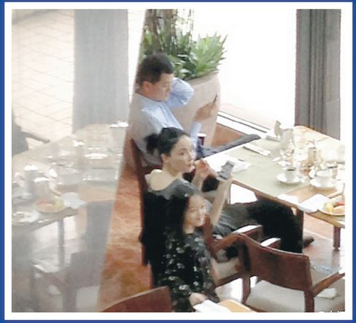 王菲与李亚鹏吃早餐女儿李嫣不娇气自选食物(图)