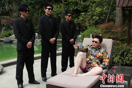 ��ǫ����Ƭ������ɫװ��Ц�ڵ���������ߺ죨ͼ��