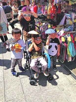张柏芝带两子日本过六一节引民众围观合影(图)