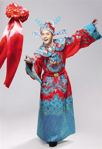 罗志祥穿古装拍写真扮痴情驸马爷图