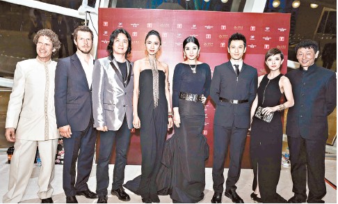 黄奕新片造型火辣穿拉拉队服把短裤改长(图)