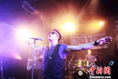 90后歌手褚乔发新专辑与旧爱江映蓉仍是好友(图)