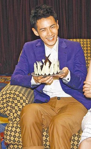 柯震东上海庆22岁生日与萧亚轩冷战默认情变