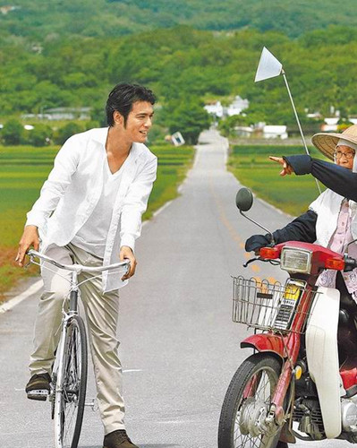 金城武不在乎帅脸不如以往田野拍广告开心(图)