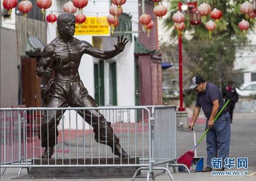 李小龙铜像现身洛杉矶手拿双节棍架式非凡(图)