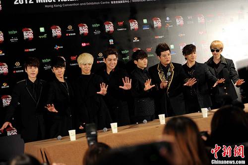 SuperJunior为轮椅少女打气粉丝送上鲜花(图)