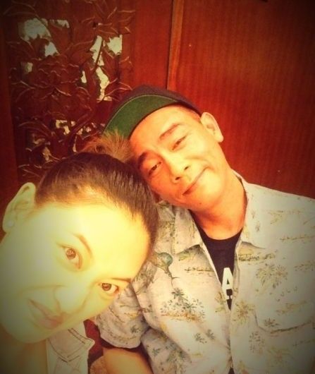 陈小春为大肚应采儿庆生晒合影唤老婆大人(图)