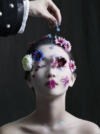 周冬雨前卫艺术大片曝光王菲御用造型师操刀(图)