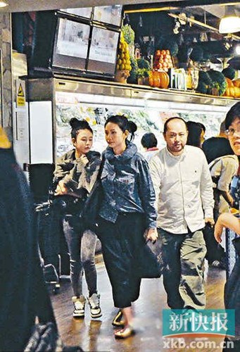 邱淑贞带大女儿外出见记者跟拍黑面(图)