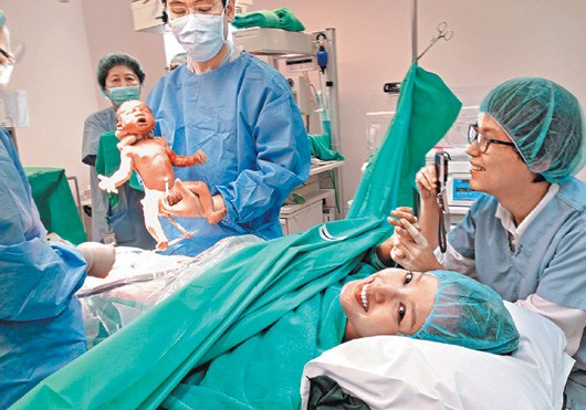 台模特儿蒋怡笑谈中诞爱女老公剪脐带(图)