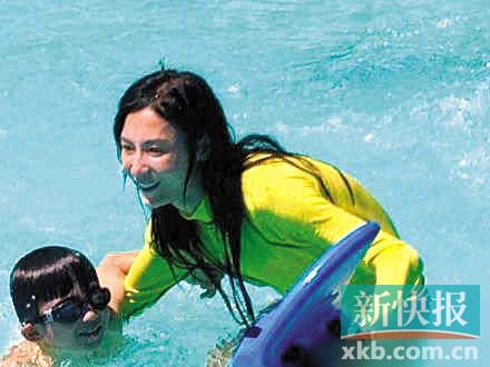 传张柏芝落户加拿大经霆锋同意后为子安排好学校