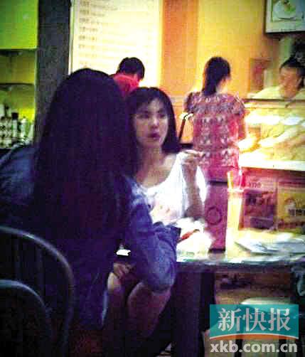王祖贤最新美照曝光面对网友偷拍女神淡定笑(图)