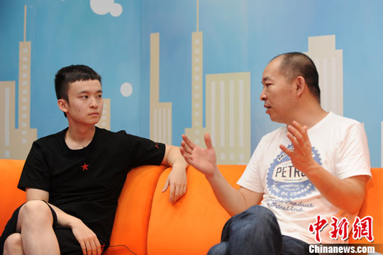 董子健回应被李冰冰亲吻:小时候她老欺负我(图)
