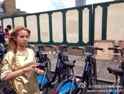 蔡依林英国低调游学染金发逛街购物(图)