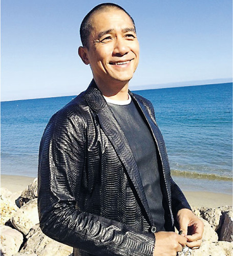 梁朝伟露招牌笑容迷晕粉丝保镖护驾显气势(图)