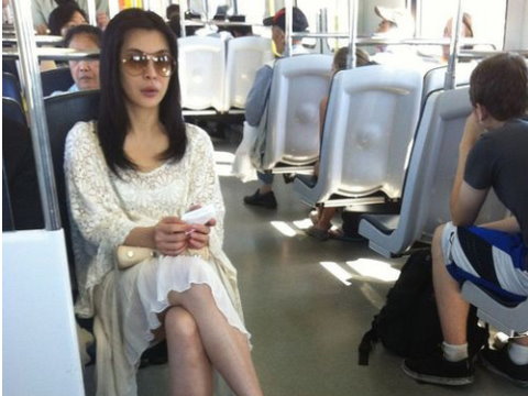 王祖贤坐公车给老婆婆让座网友:美得像幅画(图)