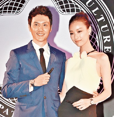 倪妮袭胸导演照曝光冯绍峰面露窘相(图)