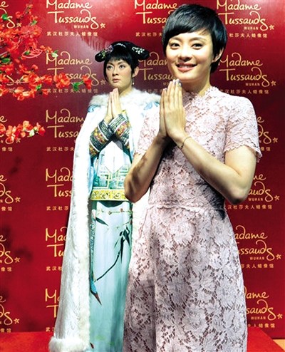 孙俪与自己蜡像合影再现甄嬛传中经典片段图