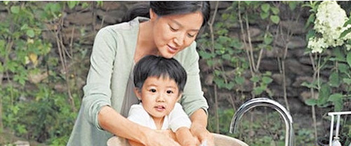 李英爱龙凤胎萌照曝光儿子坐浴桶内玩耍(图)