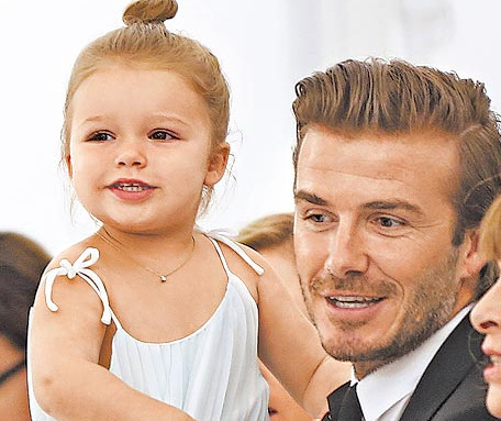 ���˺�ķŮ��������ͷ���ϰ�����Ť��Ťȥ��ͼ��