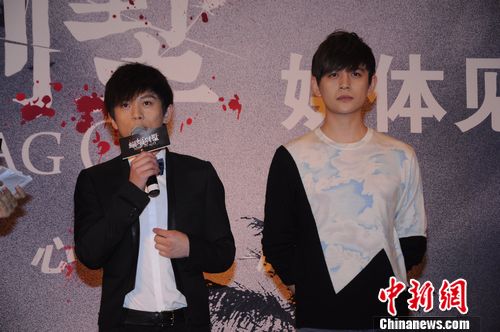 武艺自曝爱看惊悚片因害怕常堵住耳朵(组图)