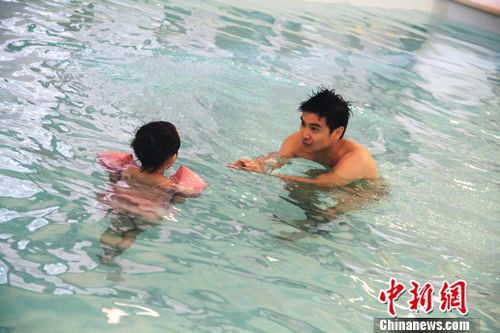 ����5��Ů����Ӿ���ع������ɰ���Ҷһ�磨��ͼ��