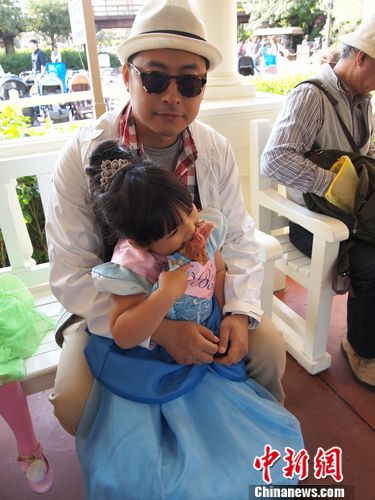 李湘丈夫与女儿合照曝光对镜头比“v”手势(图)