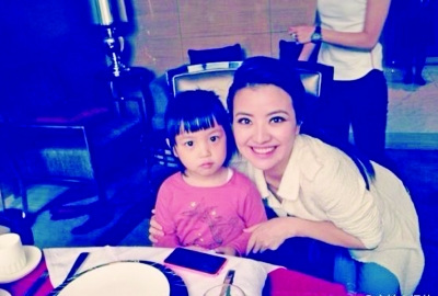 赵薇女儿与经纬合影大眼可爱似妈妈(图)