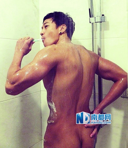 何润东晒淋浴照网友:敢不敢转过身来(图)
