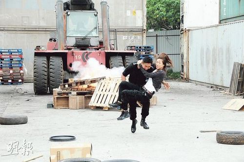 TVB新剧爆破戏出意外钟嘉欣摔翻在地(组图)