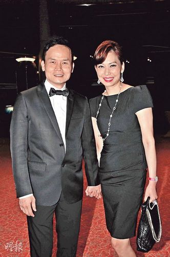 邝美云与男友十指相扣出席活动图