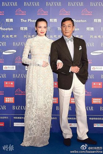 ��俴���ɫ��ȹ�����һ��������ࣨͼ��