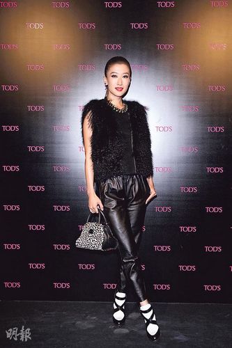 谢霆锋妹妹非洲之旅惊险:被偷钱、遇狮子咬人