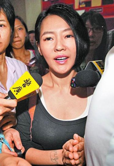 小S出庭哽咽落泪称不知夫家内线交易(图)