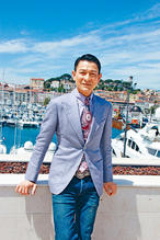 ���»�ƾ��ä̽����������Ӱ�۸м��ĵ���ͼ��