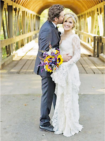 凯莉•克莱森完婚公开幸福婚纱照(图)