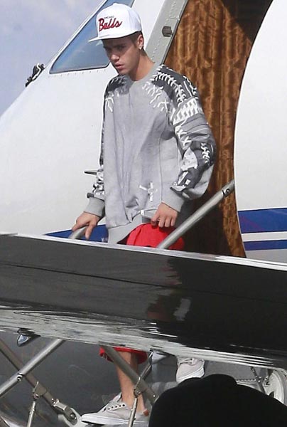 贾斯汀比伯被疑携带违禁物机场滞留一小时(图)