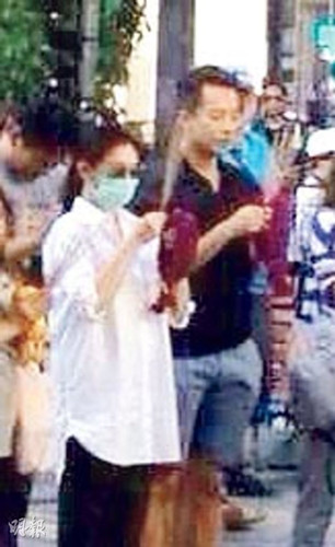 大S与汪小菲泰国拜神穿宽松T恤孕味浓(图)