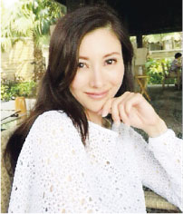 李嘉欣晒一家三口海边玩乐照(图)