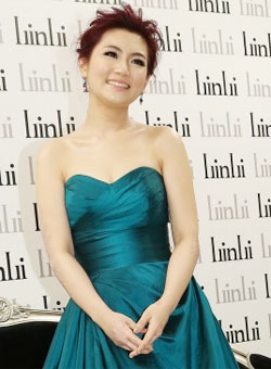 Selina被当众“袭胸”Hebe、Ella为其庆生(图)