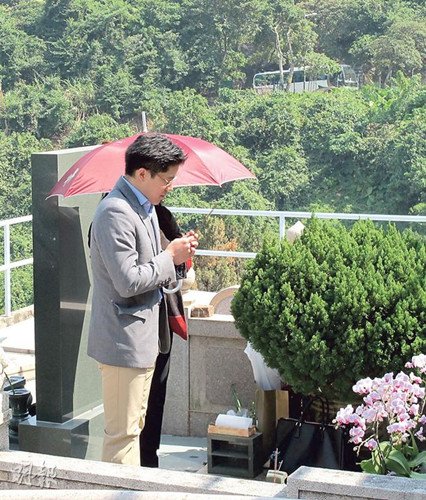 霍启刚祭拜爷爷郭晶晶未现身已为儿子取名(图)