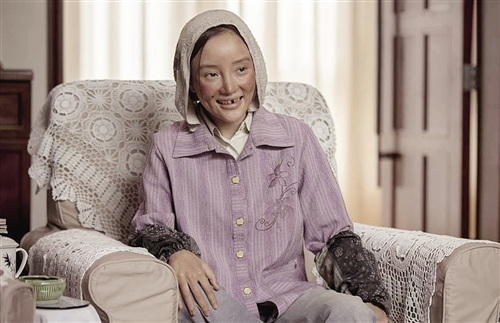 影人搞怪扮丑李小璐一秒变没牙宋丹丹图