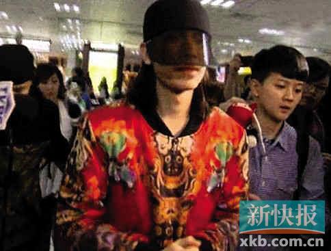 萧敬腾戴“挡粪罩”富婆粉丝删微博遭疑(图)