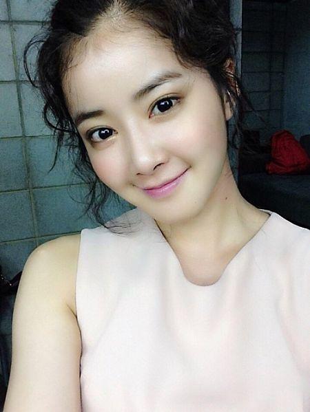 金刚芭比李诗英晒甜美自拍照图