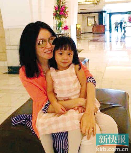 王菲怀抱赵薇女儿面露微笑心情大好(图)