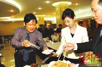 原央视《生活》栏目主持人雅雯转行卖拉面(图)